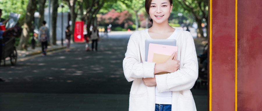 摄图网_500917799_wx_青春大学生抱着书本（非企业商用）.jpg
