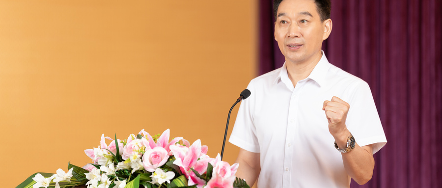 摄图网_501653210_wx_礼堂里开学典礼演讲的校长 （非企业商用）.jpg