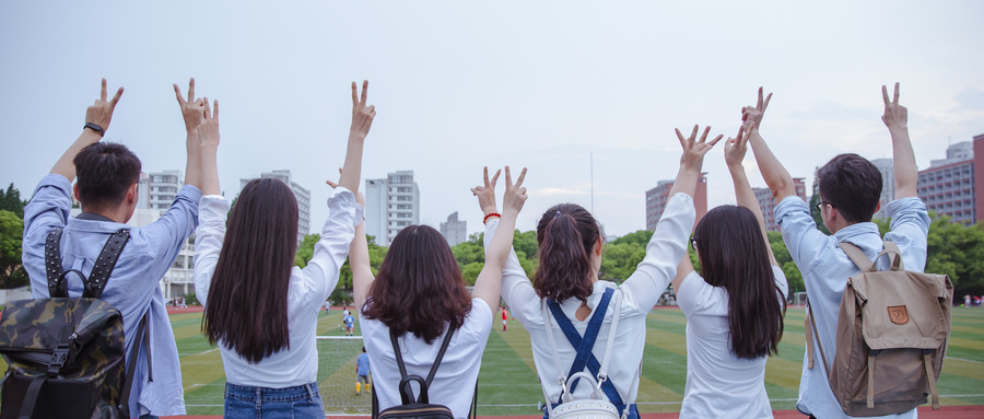摄图网_500392144_wx_毕业季操场上青春大学们举手比耶(非企业商用).jpg