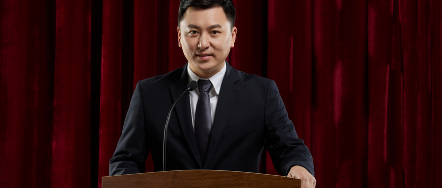 摄图网_502353492_wx_成熟商务男性讲台上发言（非企业商用）.jpg